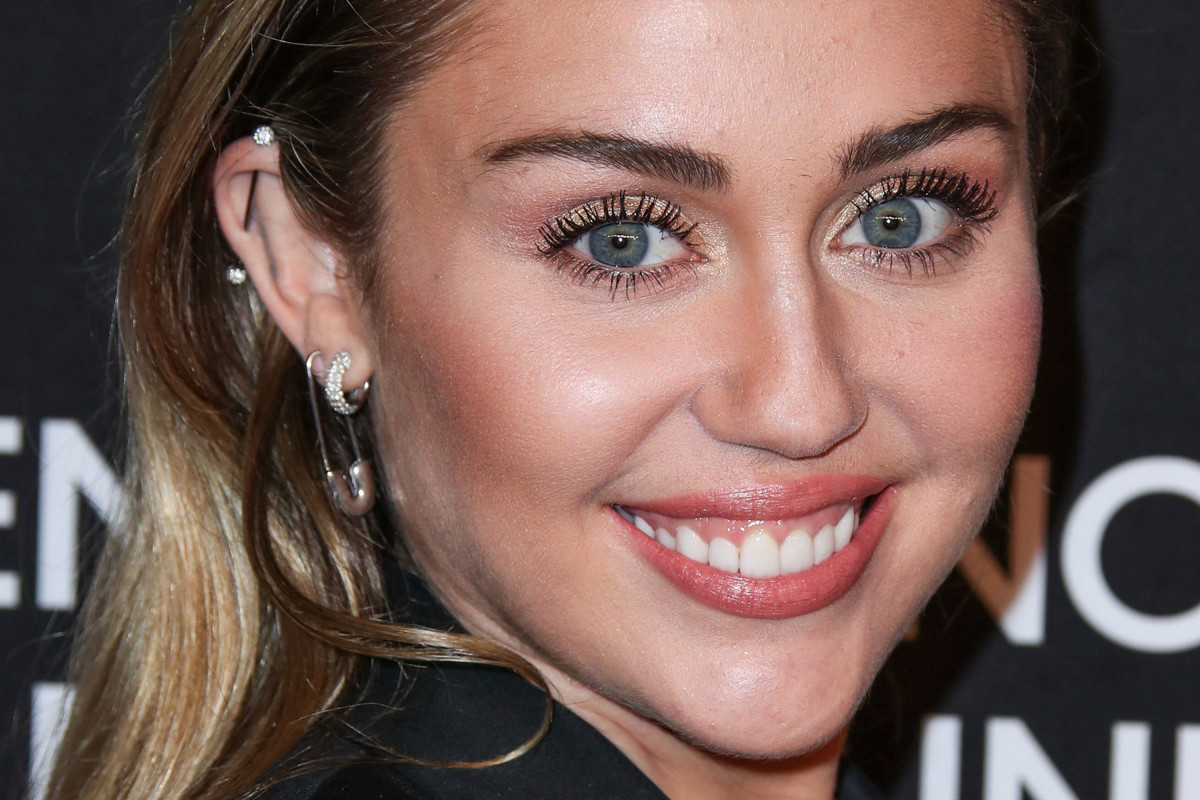 Miley Cyrus veneer
