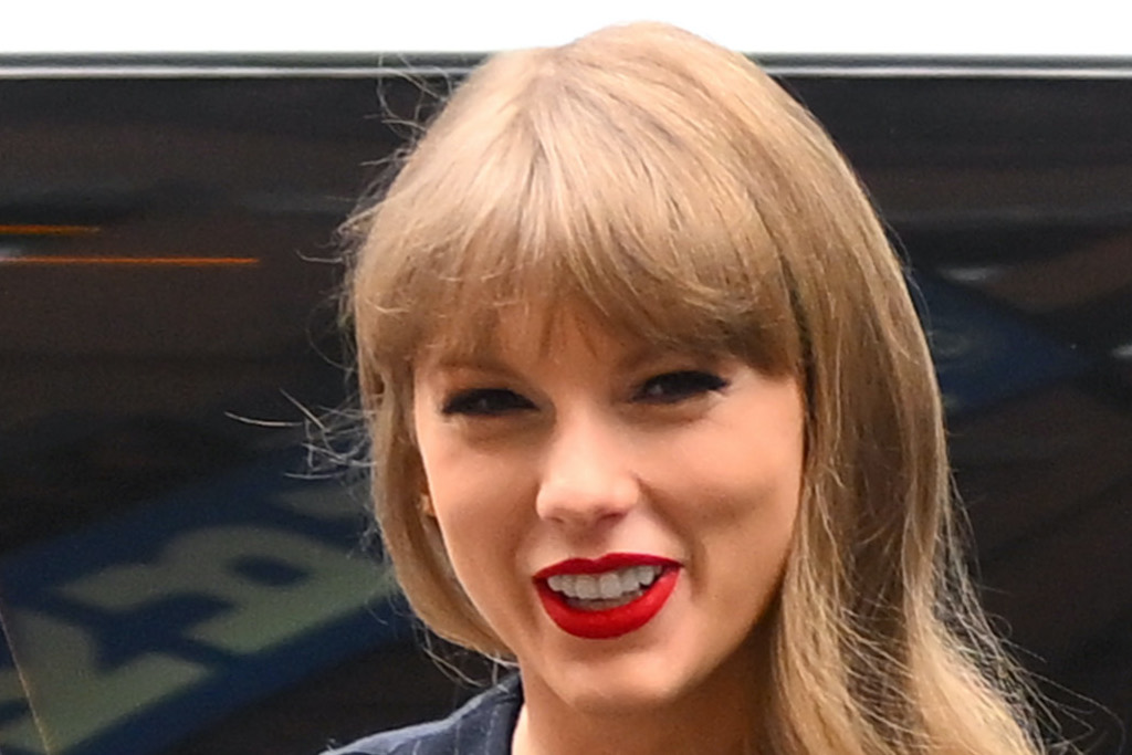 Taylor Swift Teeth Fixed